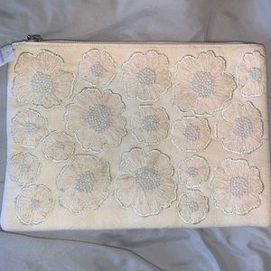 💸 3/$25 NWT Beautifully beaded cream colored flower clutch